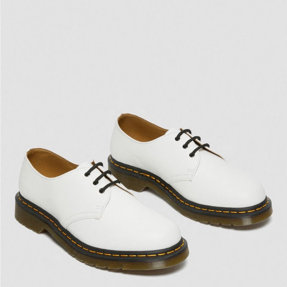 Doc Martens 1461 Smooth Leather Oxford shoes in white womens Sz 7